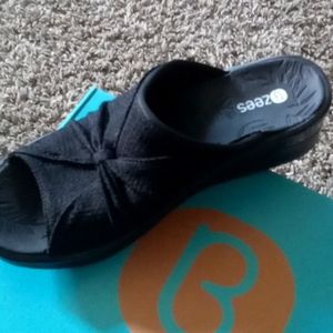 Woman's slide in 👞 shoes by Bzees. Black size 9.5 but fits more like a 9. NWT